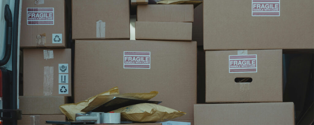 Una fotografía detallada de cajas debidamente etiquetadas y organizadas en una unidad de almacenamiento.