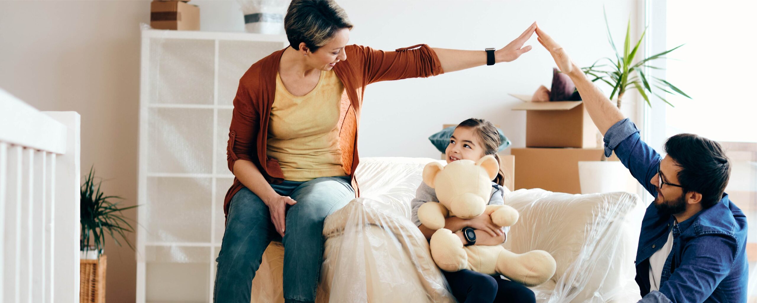Familia feliz en su nueva casa.