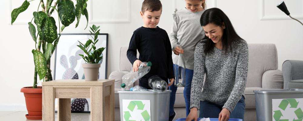 Mujer realizando tareas de reciclaje en el hogar.