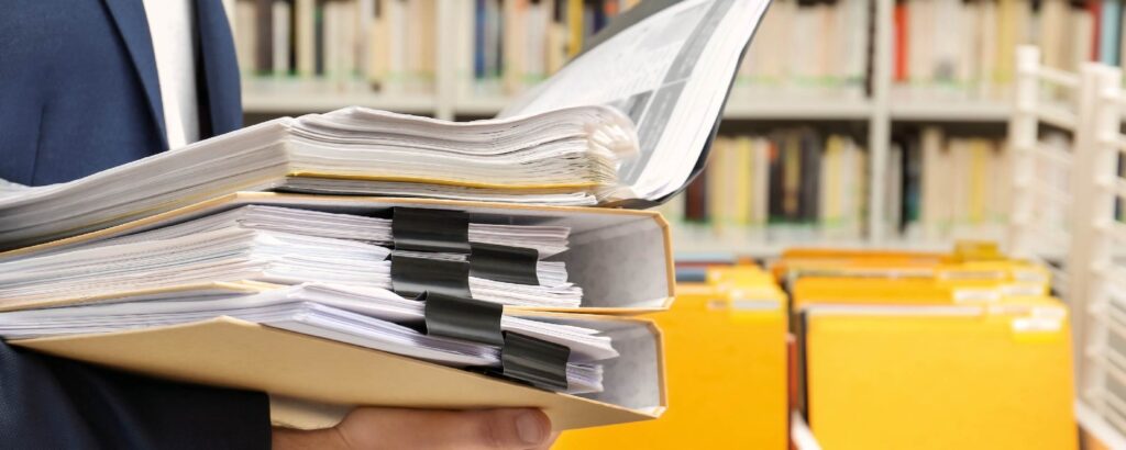 Documentos en una carpeta resistente