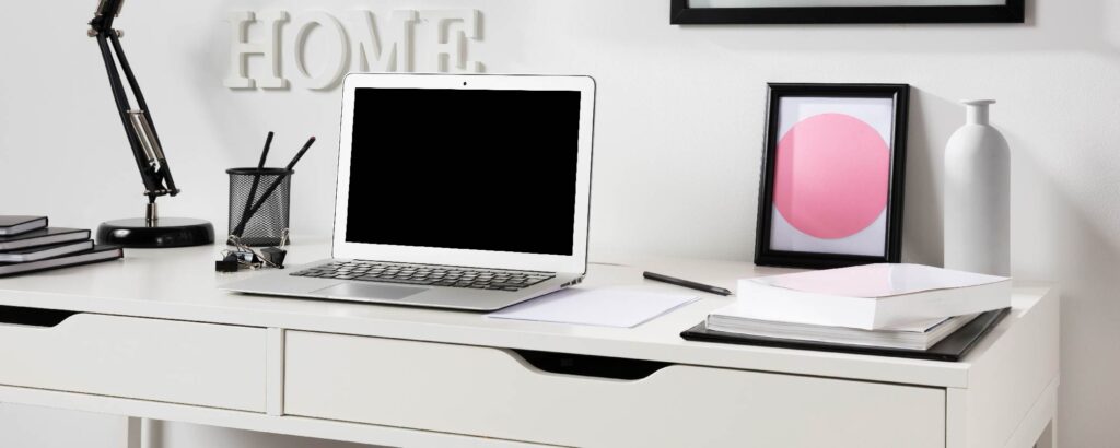 Un mueble multifuncional que sirve como escritorio y espacio de almacenamiento