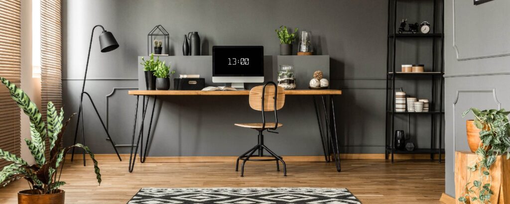 Un rincón de trabajo acogedor con plantas y elementos decorativos.