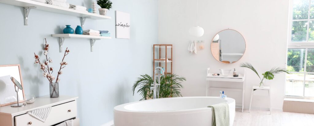  Estantes flotantes con productos de baño ordenados.
