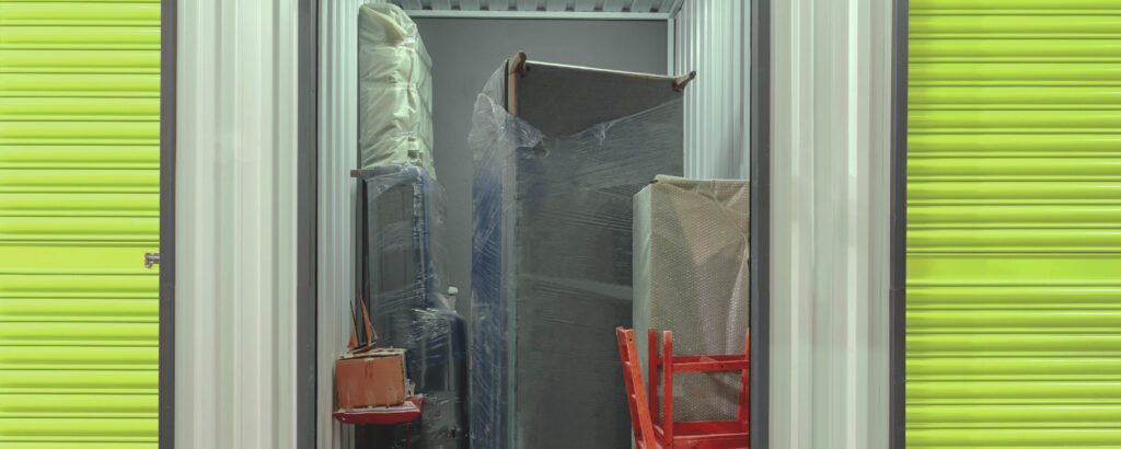 Interior de un trastero Trasteleku con muebles y cajas almacenados ordenadamente