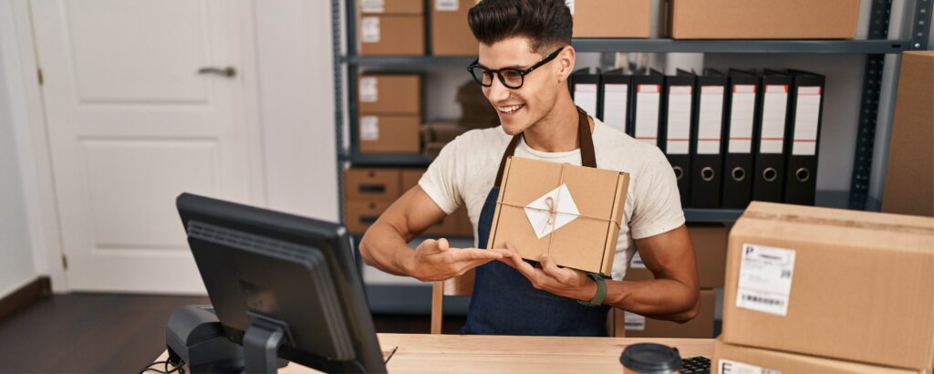emprendedor gestionando su inventario desde un trastero