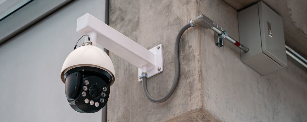 Un primer plano de una cámara de seguridad o un sistema de control de acceso digital en las instalaciones de un trastero de Trasteleku.