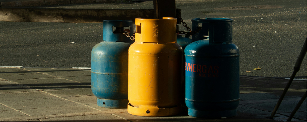 artículos inflamables, como gasóleo/aceite/gasolina]