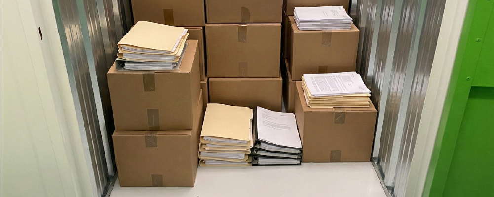 Pequeña unidad TR llena de documentos